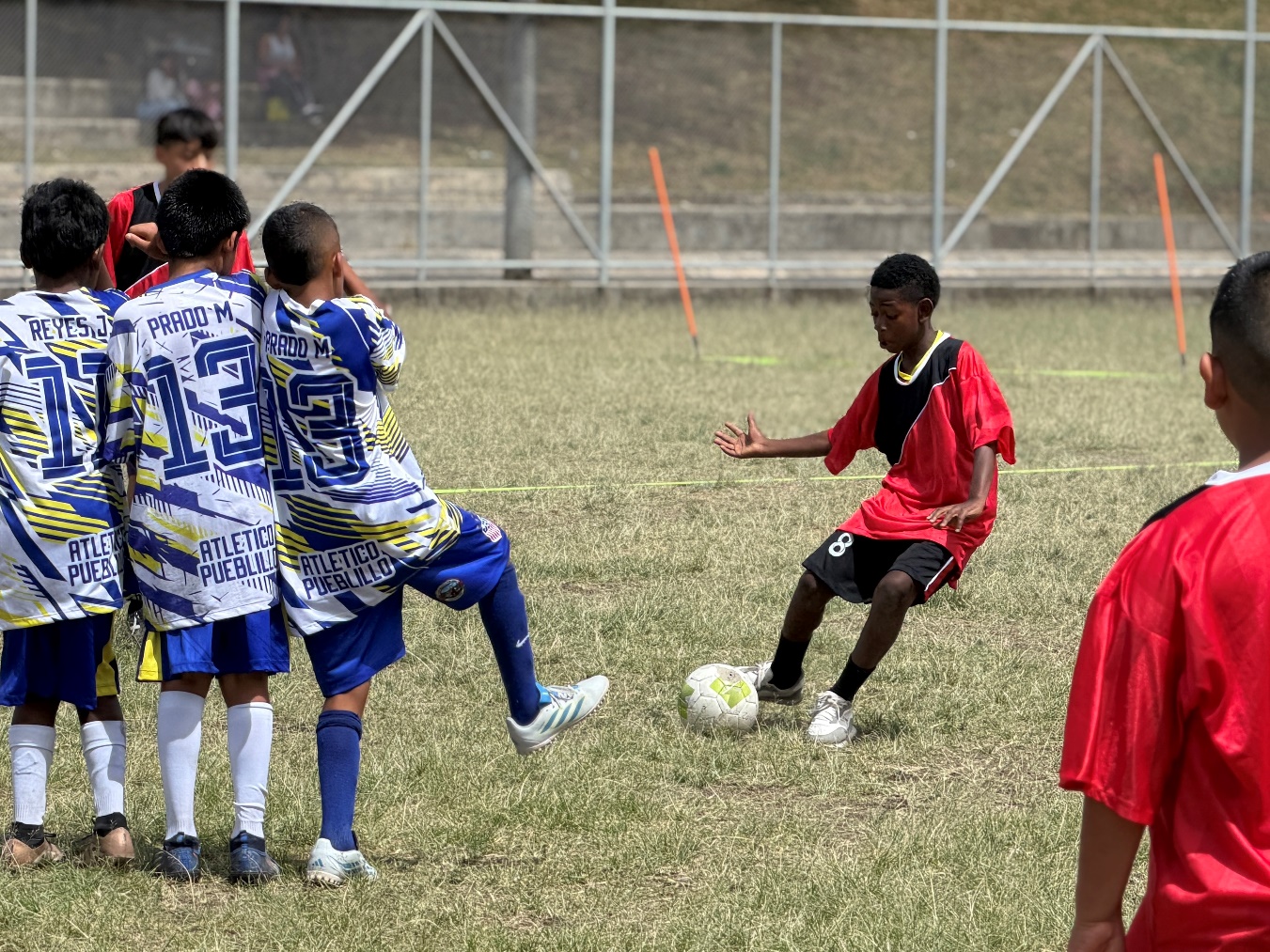 Un grupo de personas jugando partido de fútbol

El contenido generado por IA puede ser incorrecto.