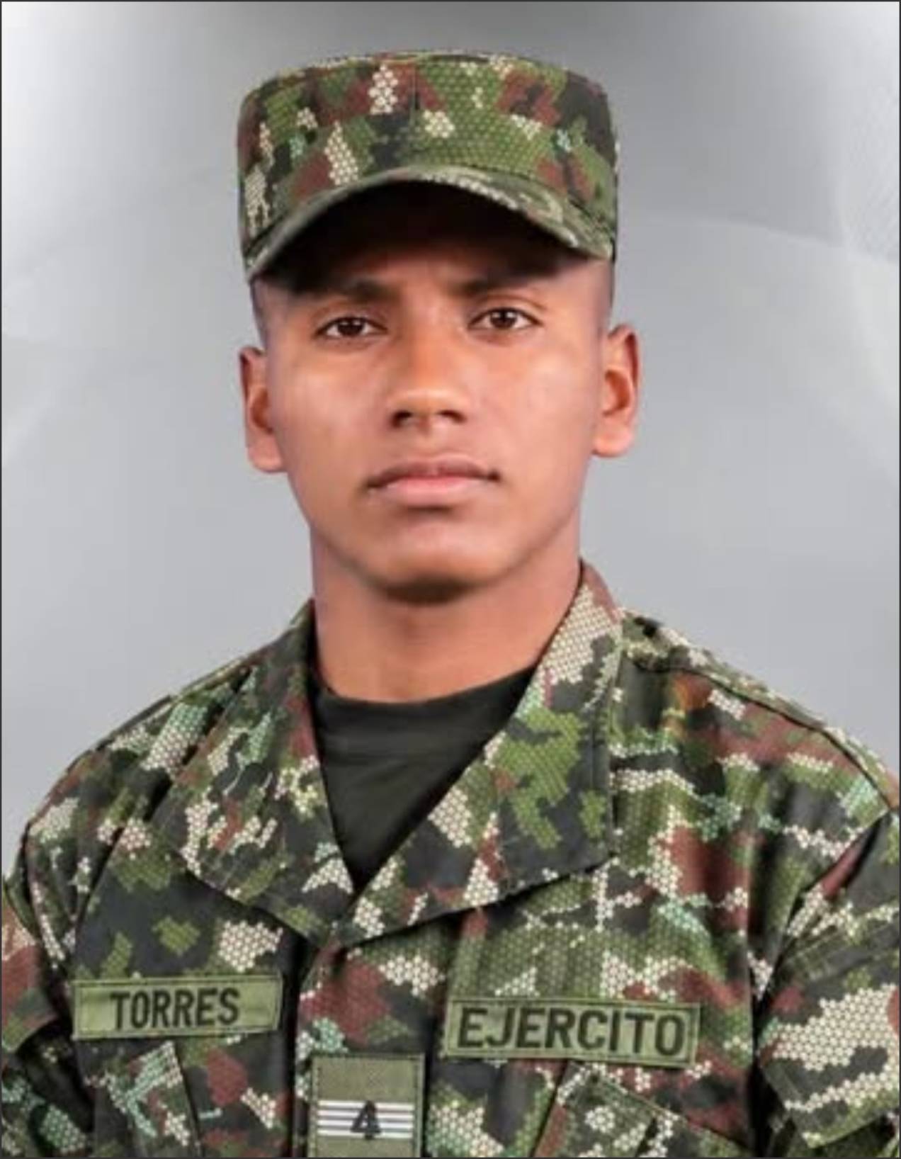 Una persona con uniforme militar
El contenido generado por IA puede ser incorrecto.