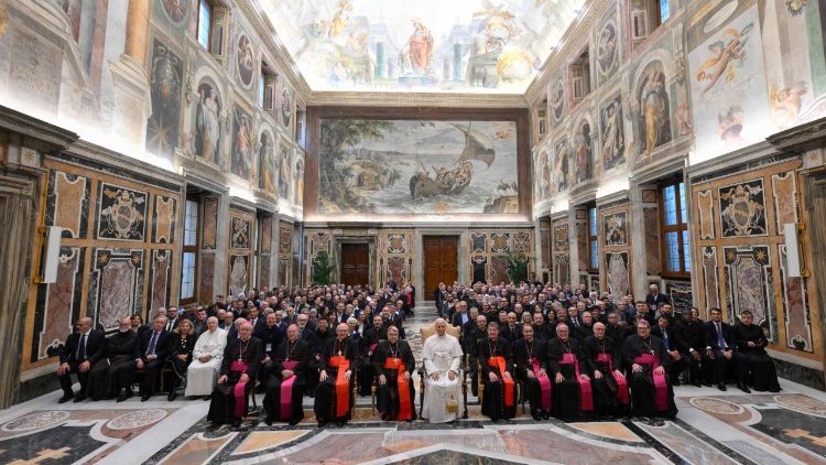 El Papa con los participantes en el simposio "La santidad en la historia", organizado por el Dicasterio para las Causas de los Santos