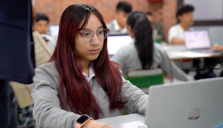 estudiante presentando pruebas de quiero ser quiero saber