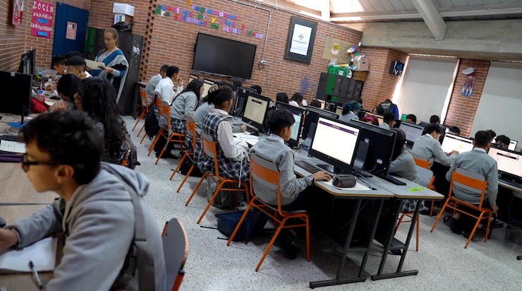 estudiantes presentando pruebas de quiero ser quiero saber
